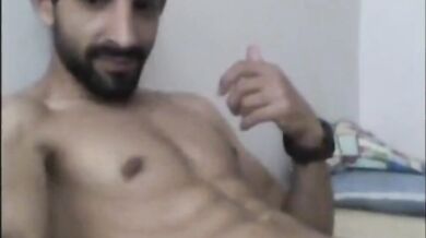 Bel fusto turco cazzuto si sega e viene