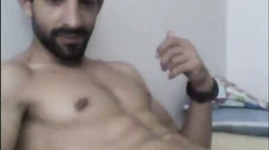 Bel fusto turco cazzuto si sega e viene