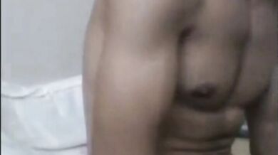 Bel fusto turco cazzuto si sega e viene