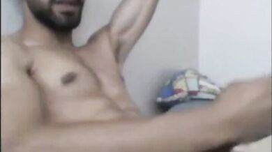 Bel fusto turco cazzuto si sega e viene