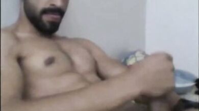 Bel fusto turco cazzuto si sega e viene