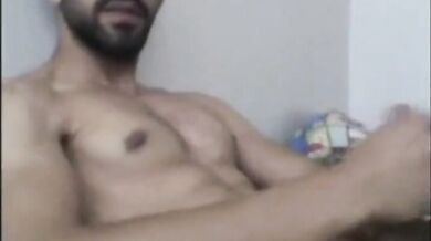 Bel fusto turco cazzuto si sega e viene