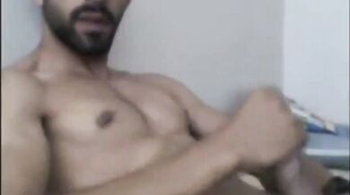 Bel fusto turco cazzuto si sega e viene