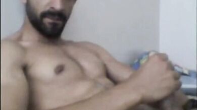 Bel fusto turco cazzuto si sega e viene