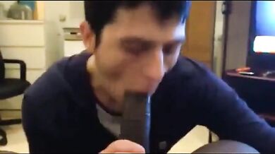 Ragazzo carino succhia enorme cazzo nero di maturo