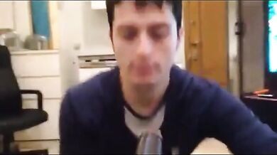 Ragazzo carino succhia enorme cazzo nero di maturo