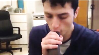 Ragazzo carino succhia enorme cazzo nero di maturo