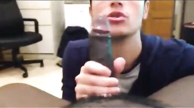 Ragazzo carino succhia enorme cazzo nero di maturo