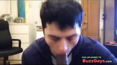 Ragazzo carino succhia enorme cazzo nero di maturo