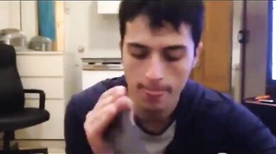 Ragazzo carino succhia enorme cazzo nero di maturo