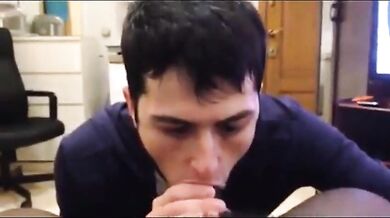 Ragazzo carino succhia enorme cazzo nero di maturo