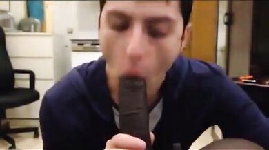 Ragazzo carino succhia enorme cazzo nero di maturo