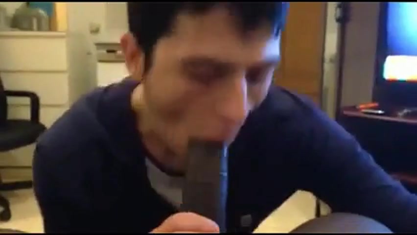 Ragazzo carino succhia enorme cazzo nero di maturo