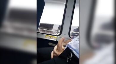 Mi masturbo sul bus e mi sborro in mano
