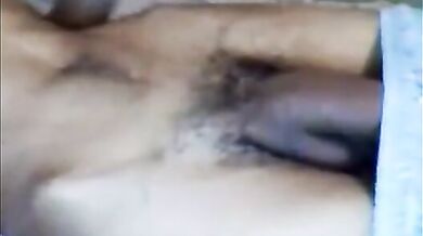 Ragazzo esibisce il suo cazzo mostruoso