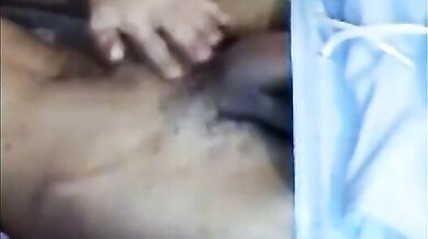 Ragazzo esibisce il suo cazzo mostruoso