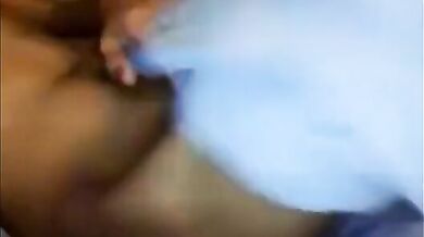 Ragazzo esibisce il suo cazzo mostruoso