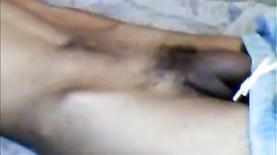 Ragazzo esibisce il suo cazzo mostruoso