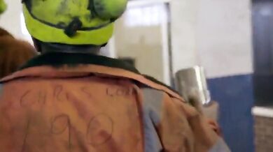 Lavoratori nudi sotto la doccia