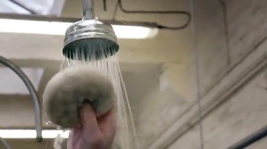 Lavoratori nudi sotto la doccia