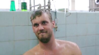 Lavoratori nudi sotto la doccia