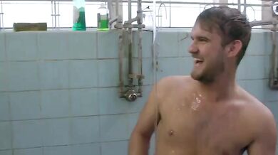 Lavoratori nudi sotto la doccia