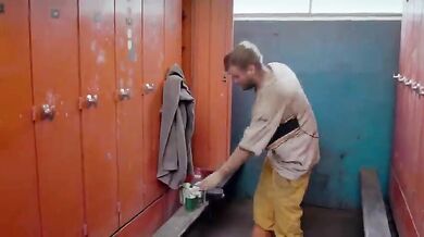 Lavoratori nudi sotto la doccia