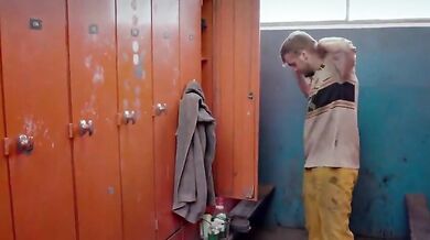 Lavoratori nudi sotto la doccia