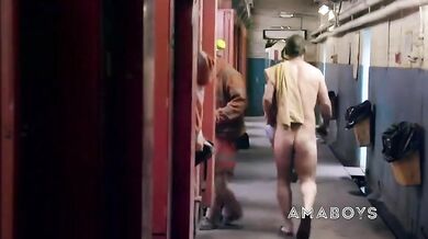 Lavoratori nudi sotto la doccia