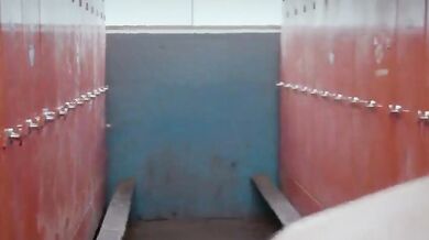 Lavoratori nudi sotto la doccia