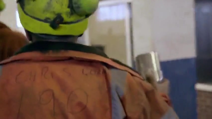 Lavoratori nudi sotto la doccia