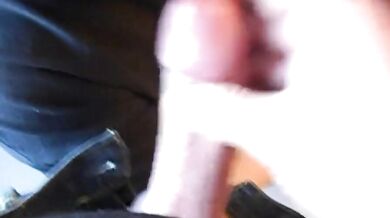 Mi masturbo e intanto succhio un giovane cazzo