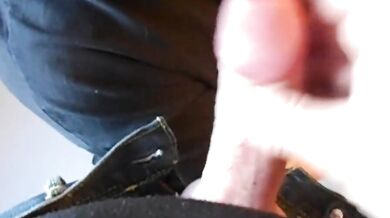 Mi masturbo e intanto succhio un giovane cazzo