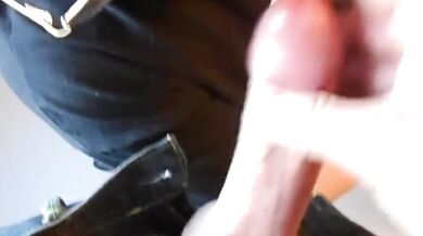 Mi masturbo e intanto succhio un giovane cazzo