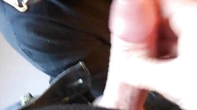 Mi masturbo e intanto succhio un giovane cazzo