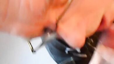 Mi masturbo e intanto succhio un giovane cazzo