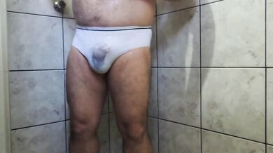 Papà peloso in doccia si sega fino a venire