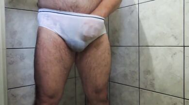 Papà peloso in doccia si sega fino a venire