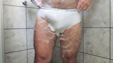Papà peloso in doccia si sega fino a venire