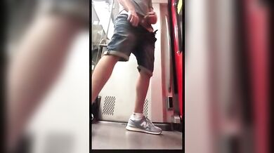 Twink si masturba in treno