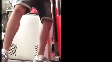 Twink si masturba in treno