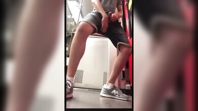 Twink si masturba in treno