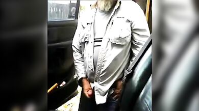 Maturo con la barba si masturba il cazzo all'aperto vicino al suo camion