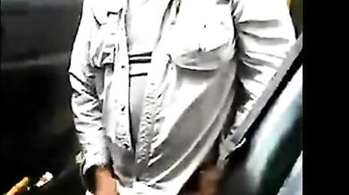 Maturo con la barba si masturba il cazzo all'aperto vicino al suo camion