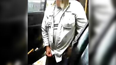 Maturo con la barba si masturba il cazzo all'aperto vicino al suo camion