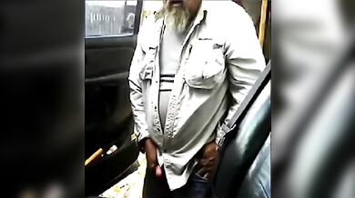 Maturo con la barba si masturba il cazzo all'aperto vicino al suo camion