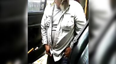 Maturo con la barba si masturba il cazzo all'aperto vicino al suo camion