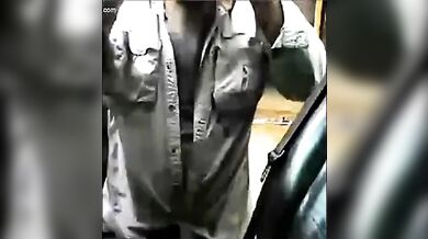 Maturo con la barba si masturba il cazzo all'aperto vicino al suo camion