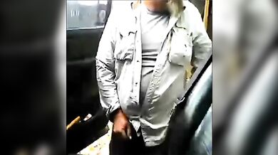 Maturo con la barba si masturba il cazzo all'aperto vicino al suo camion