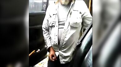 Maturo con la barba si masturba il cazzo all'aperto vicino al suo camion